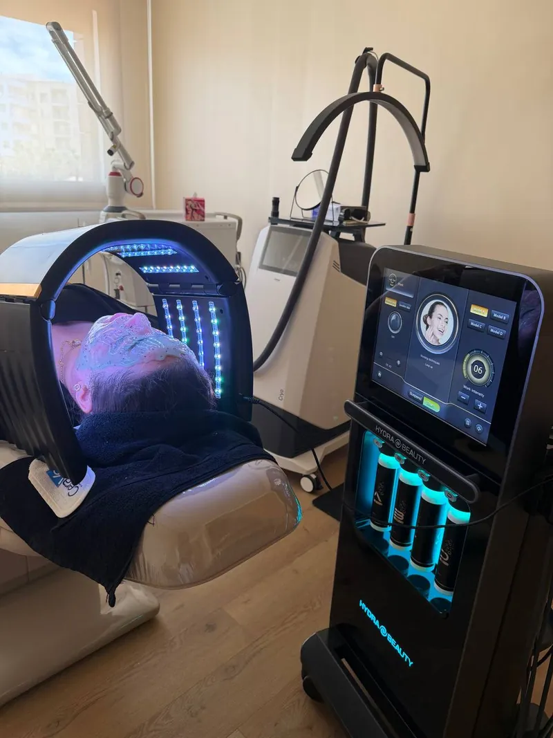 Appareil HydraFacial dans la salle de soins du cabinet Dr ESSADEQ à Rabat