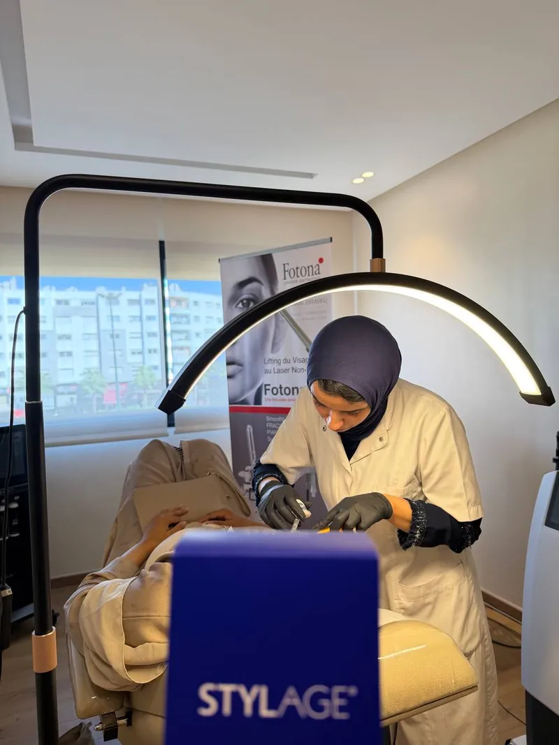 Injection d'acide hyaluronique réalisée par le Dr ESSADEQ au cabinet de Rabat