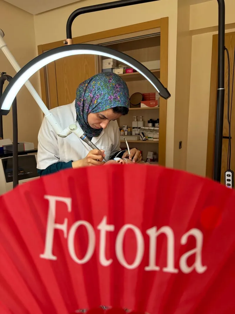 Dr Ouissal ESSADEQ réalisant une séance de laser Fotona au cabinet de Rabat