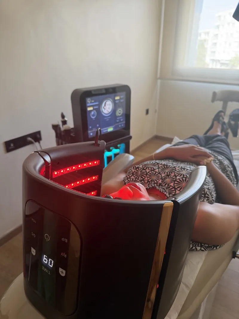 Séance de LED sur le cuir chevelu au cabinet du Dr ESSADEQ à Rabat