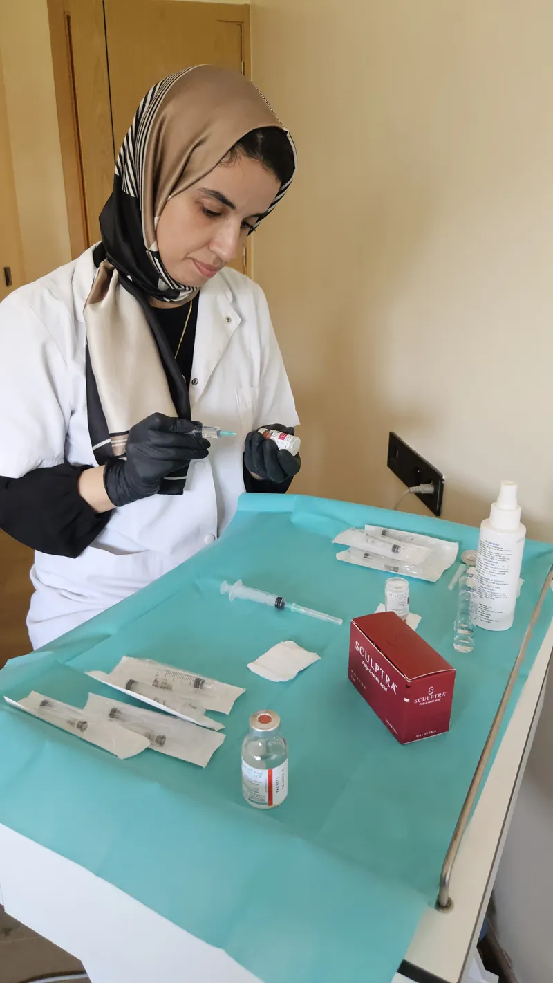 Le Dr ESSADEQ préparant une injection d'inducteur de collagène Sculptra au cabinet de Rabat